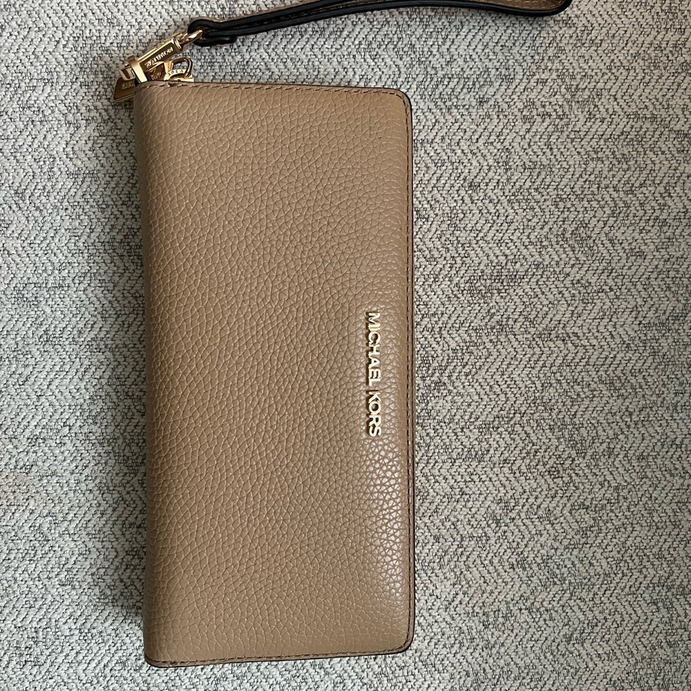 Michael Kors Jet Set Travel Wallet